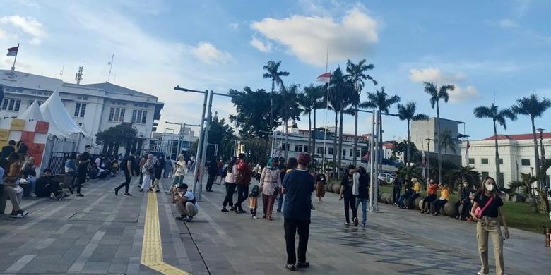 Kawasan Kota Tua, Jakarta Barat, ramai dikunjungi warga untuk berwisata pada akhir pekan, Minggu (11/9/2022).