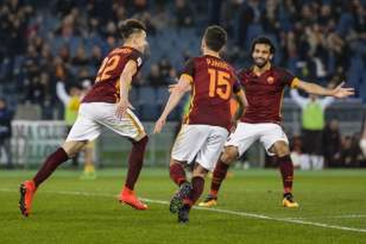 Pemain AS Roma, Stephan El Shaarawy (kiri), merayakan gol ke gawang Frosinone bersama rekan-rekannya, pada lanjutan Serie A di Stadion Olimpico, Sabtu (30/1/2016).