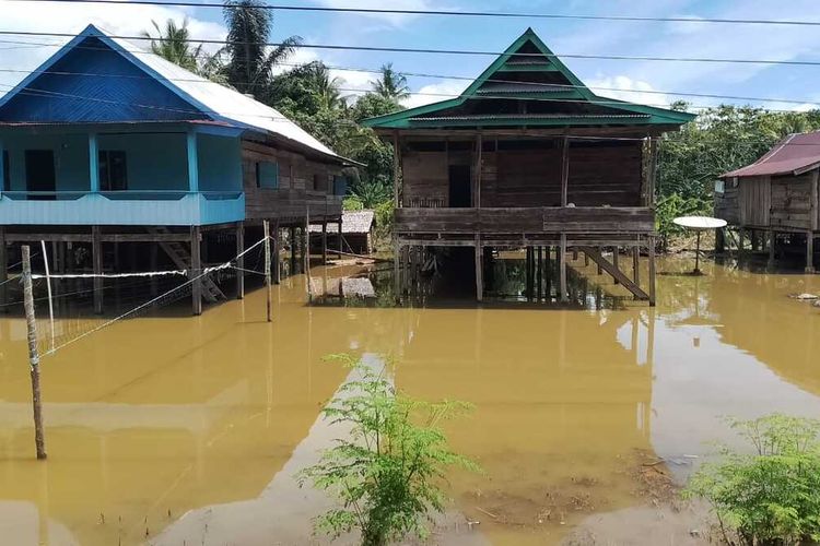 Banjir yang merendam Desa Laskap, Kecamatan Malili, Kabupaten Luwu Timur, Sulawesi Selatan, akibat meluapnya sungai Pongkeru, kini mulai surut, Rabu (17/1/2024)
