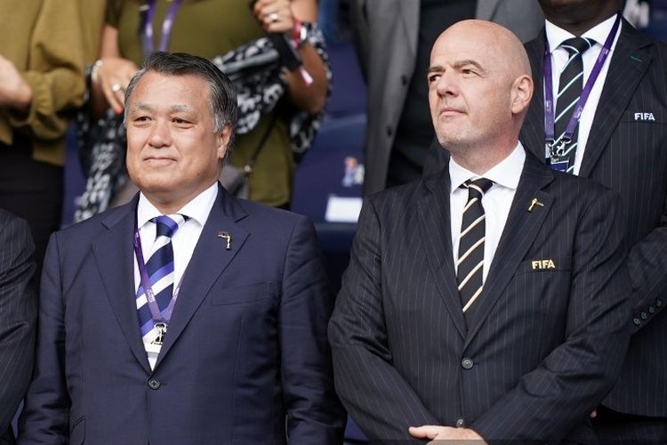 Ketua Federasi Sepak Bola Jepang (JFA), Kozo Tashima (kiri) bersama Presiden FIFA, Gianni Infantino (kanan).