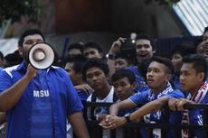 Fans Chelsea Siapkan Wayang, Batik, hingga Kopiah dan Sarung