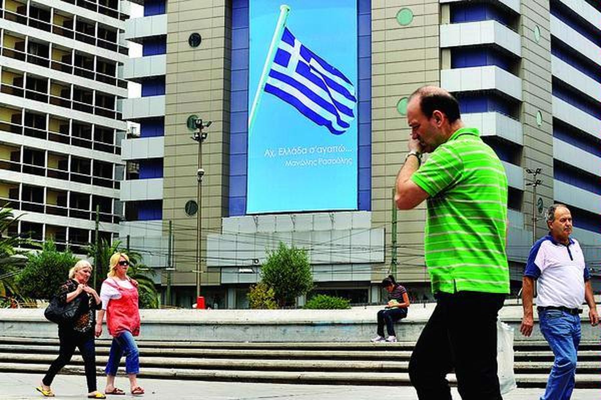 Warga lalu lalang di alun-alun pusat kota Athena, Senin (14/5). Yunani terancam harus menggelar pemilu ulang karena partai politik di parlemen hasil pemilu lalu gagal menipiskan perbedaan soal perjanjian dana talangan dari Uni Eropa dan Dana Moneter Internasional. 