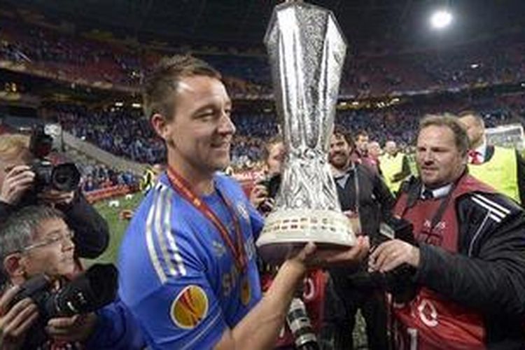 Bek Chelsea, John Terry, ikut mengangkat trofi Liga Europa dan mengenakan seragam pertandingan, meski ia tak masuk dalam daftar skuad karena cedera. Tindakan Terry ini dikecam banyak suporter lewat Twitter.