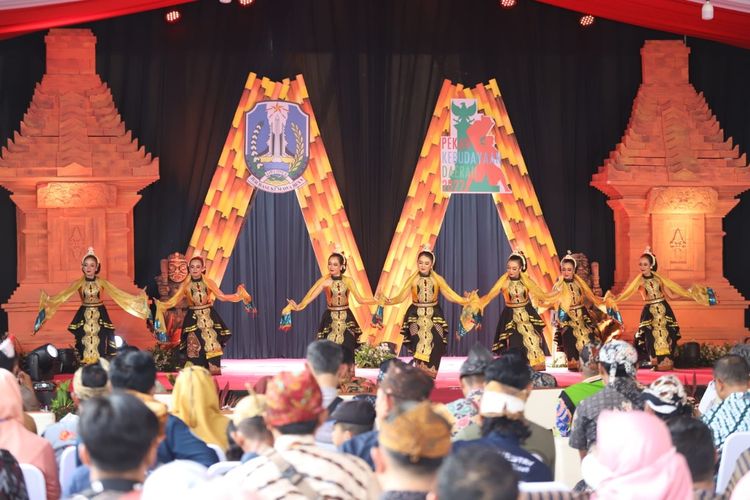 Festival Desa Wisata Cerdas Mandiri dan Sejahtera (Dewi Cemara) dan Pekan Kebudayaan Daerah Jatim di Anjungan Cerdas, Kecamatan Tugu Trenggalek, Jatim.
