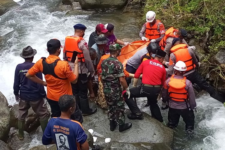 Tim SAR gabungan sedang mengevakuasi korban bencana alam di wilayah Kabupaten Bogor, Jawa Barat.
