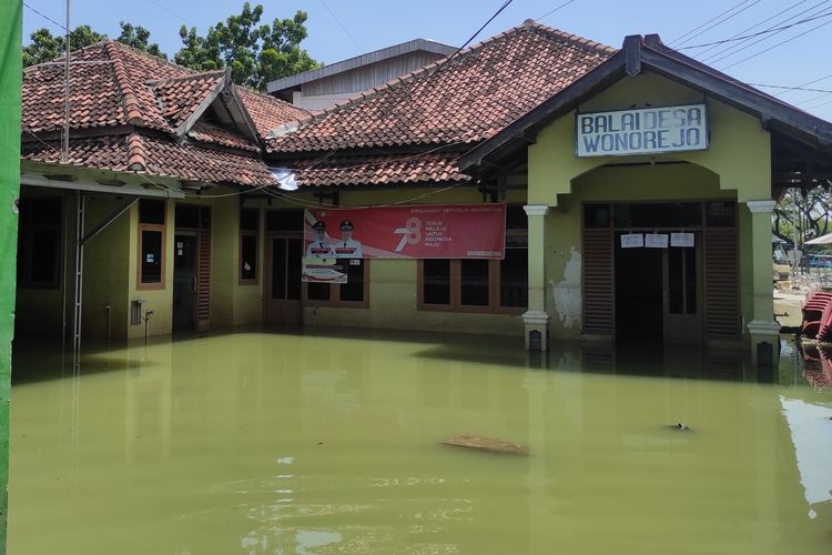 Kondisi Balai Desa Wonorejo, Kecamatan Karanganyar, Kabupaten Demak masih tergenang banjir. (KOMPAS.COM/NUR ZAIDI)