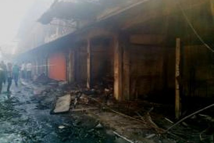 Seluruh kios di dalam Pasar Induk Kabupaten Bondowoso, Jawa Timur, ludes terbakar, Jumat (12/9/2014).