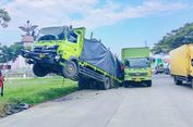Truk Wing Boks Terangkat Ke Udara Usai Kecelakaan di Jalur Pantura Indramayu