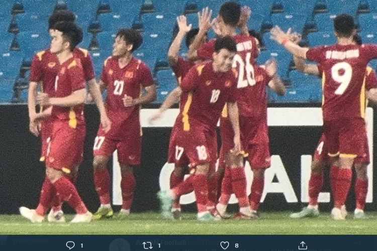 Para pemain Vietnam merayakan gol Tran Bao Toan ke gawang Thailand pada laga final Piala AFF U23 2022 di Stadion Morodok Tehco, Phnom, Penh, Kamboja, Sabtu (26/2/2022) malam WIB.