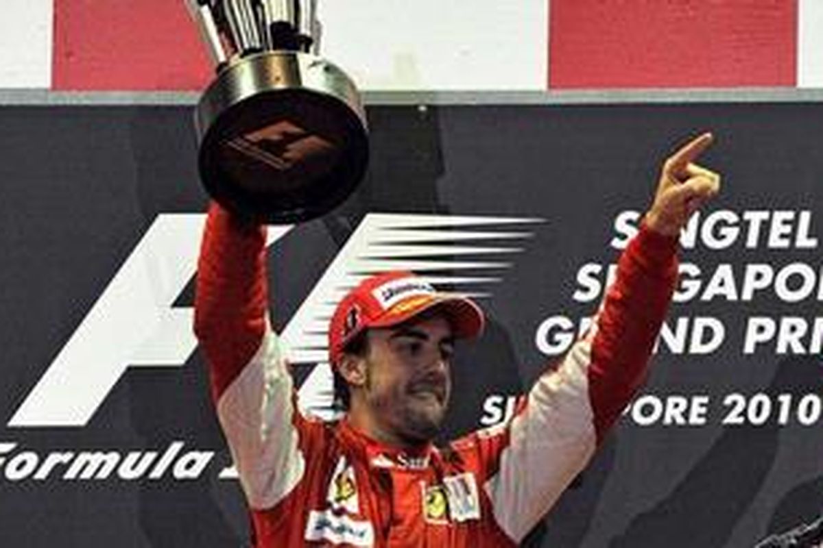 Pebalap Ferrari, Fernando Alonso, ketika menjuarai GP Singapura, Minggu (26/9/10).