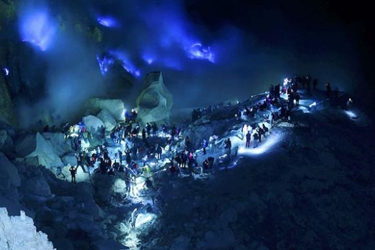 Wisatawan melihat Blue Fire atau api biru di dasar Kawah Gunung Ijen di Kabupaten Banyuwangi, Selasa (9/8/2016) pagi hari. Kabupaten Banyuwangi yang mempunyai julukan sebagai Sunrise of Java tersebut mempunyai sejumlah tempat wisata andalan pantai maupun pegunungan dan dikenal hingga mancanegara. 