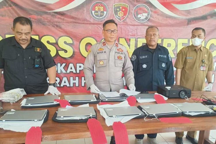 Polsek Cibeber memperlihatkan barang bukti hasil kejahatan pelaku pencurian di SDN Kedaleman 2 , Cilegon, Banten