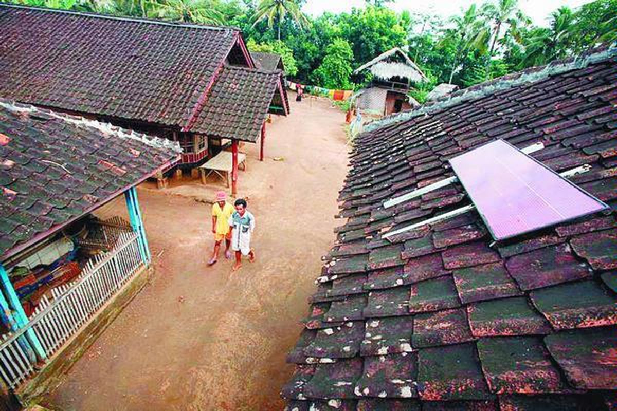 Contoh panel tenaga surya yang sudah terpasang di atap masjid di Desa Cidahu, Kecamatan Cibitung, Kabupaten Sukabumi, Jawa Barat.