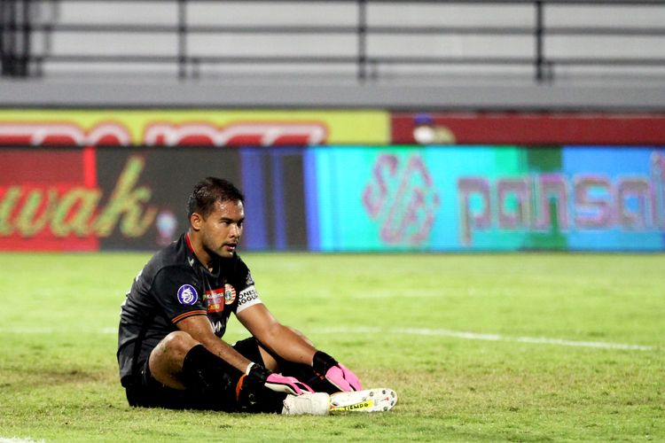 Penjaga gawang Persija Jakarta Andritany Ardhiyasa saat pertandingan pekan 25 Liga 1 2021-2022 melawan Persebaya Surabaya yang berakhir dengan skor 3-3 di Stadion Kapten I Wayan Dipta Gianyar, Senin (14/2/2022) malam.