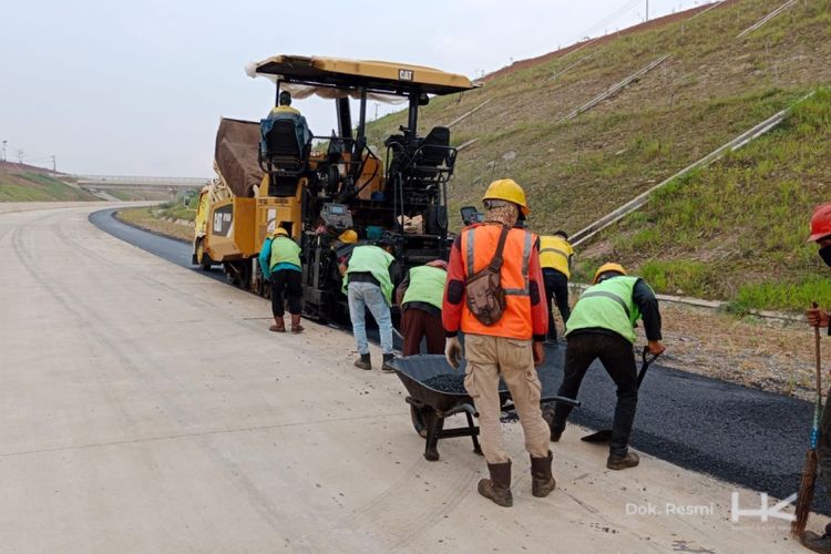 Produksi aspal Hakaaston di Tol Cisumdawu.