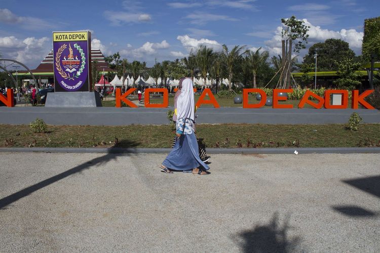 Pengunjung melintas di Alun-alun Kota Depok yang baru diresmikan Wali Kota Depok, Depok, Jawa Barat, Minggu (12/1/2020). Alun-alun tersebut memiliki berbagai macam fasilitas olahraga, gerai UMKM, hingga working space.