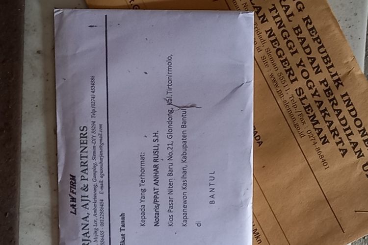 Penamoakan kantor Notaris Anhar Rusli di Pasar Niten, Bantul Senin (28/4/2025)