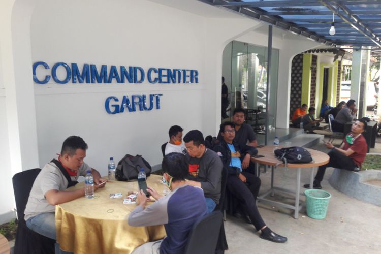 Sejumlah wartawan menunggu rapat muspida di Command Centre Pemkab Garut di Pendopo memyikapi adanya pasien positif Corona di Garut, Selasa (31/03/2020)