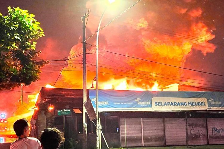 TKP. Kebakaran gudang Suplier barang pecah belah di Cakara Kota Mataram, Selasa (23/5/2023)