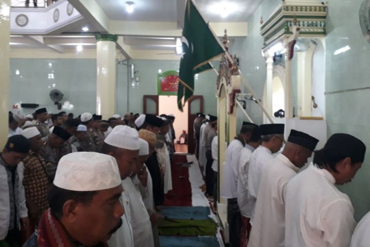 Ribuan jamaah masjid Raya Al Fatah Ambon menggelar sholat ghaib dan doa bersama untuk lima Anggota Polri yang gugur dalam kerusuhan di Rutan Salemba, Mako Brimob Kelapa Dua, Depok Jawa Barat, Jumat (11/5.2018) 