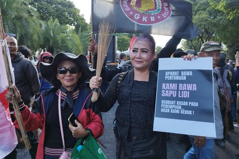 Saat Sapu Lidi Jadi Simbol Perlawanan Emak-emak Lawan Oknum Pelaku Kekerasan pada Perempuan