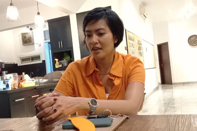 Artis peran dan produser Lola Amaria.