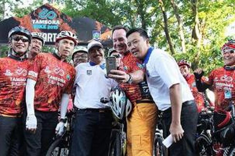 Menteri Pemuda dan Olahraga Imam Nahrawi, Menteri  Pariwisata Arief Yahya, Gubernur Nusa Tenggara Barat Muhammad Zainul Majdi selfie bersama peserta Tambora Bike sebelum start pada etape pertama dari Taman Sangkareang, Mataram, Nusa Tenggara Barat, Kamis (9/4/2015). Etape pertama Mataram menuju Desa Utan, Sumbawa, menempuh jarak 160 kilometer.