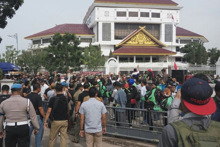 Sejumlah pengemudi angkutan online berkumpul di depan Kantor Wali Kota Batam, Selasa (16/1/2018). Aksi ini merupakan protes tindakan kekerasan yang kerap dialami para sopir angkutan online di Batam, Kepulauan Riau.