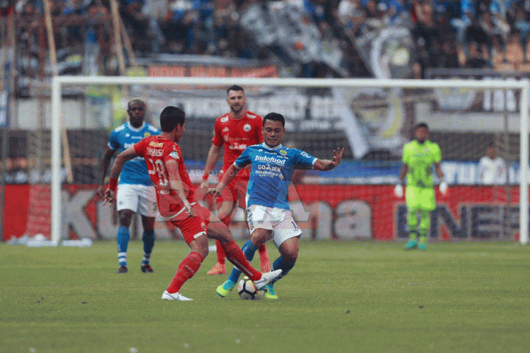 Laga Persib Bandung vs Persija Jakarta yang berlangsung di Gelora Bandung Lautan Api, 23 September 2018, berlangsung keras. 