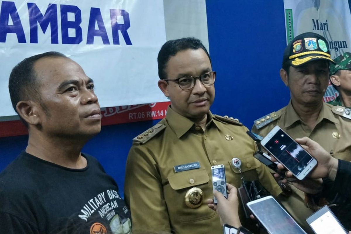 Gubernur DKI Jakarta Anies Baswedan (tengah) di Tomang, Grogol Petamburan, Jakarta Barat, Selasa (22/1/2019) malam.