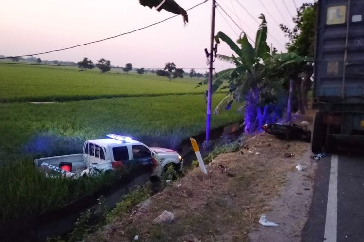 Kondisi mobil patroli milik Satlantas Polres Tuban berada di tengah sawah usai ditabrak truk dari belakang di Jalan Raya Babat - Tuban, Desa Compreng, Kecamatan Widang, Kabupaten Tuban, Jawa Timur. Minggu (31/7/2022).