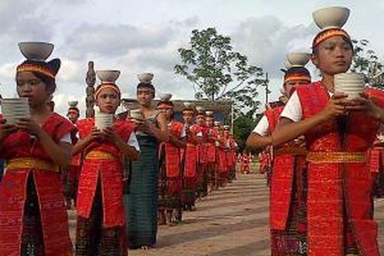 Tari tor-tor Sawan persembahan ratusan anak-anak dari Samosir pada acara pembukaan Festival Danau Toba 2013 di Samosir Minggu (8/9/2013). Adapun kegiatan yang mengangkat sisi budaya, pariwisata dan olahraga tersebut berlangsung 8-14 September 2013 di Pulau Samosir, Danau Toba, Sumatera Utara.