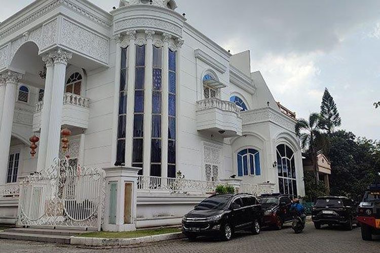 Suasana depan rumah milik Apin BK, bos judi online terbesar id Sumut, yang berada di Komplek Cemara Asri, Jalan Palem nomor 28, Kecamatan Percut Seituan, digeledah polisi, Jumat (19/8/2022). 

