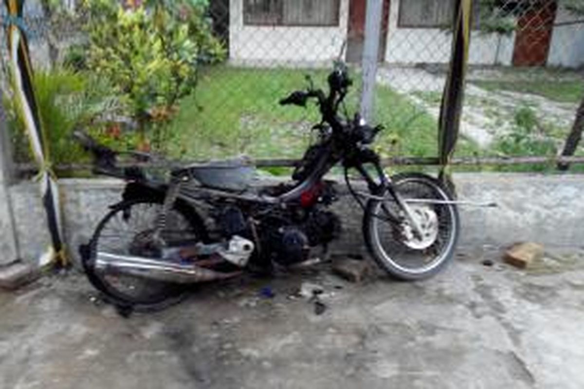 Sepeda motor milik anggota Gerakan Pemuda Islam Indonesia yang dibakar oleh mereka sendiri saat lakukan aksi unjuk rasa di Jalan Menteng Raya, Jakarta Pusat, Kamis (29/1/2015). 