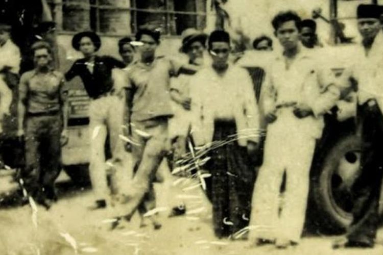 Panglima Aman Dimot (paling kanan) bersama rekan seperjuangannya.
