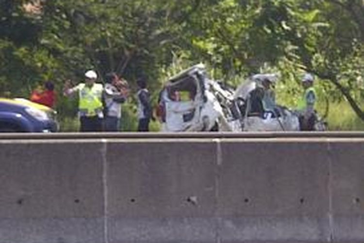 Kecelakaan beruntun melibatkan enam unit kendaraan roda empat terjadi di tol Waru arah Perak Surabaya, tepatnya di KM 14.800, Senin (18/8/2014).