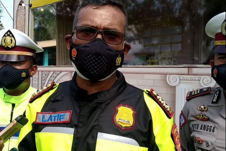 Direktur Lalu Lintas Polda Jatim Kombes Latif Usman memberikan keterangan kepada wartawan di pos penyekatan perbatasan Malang Raya dan Blitar Raya, Minggu (16/5/2021)