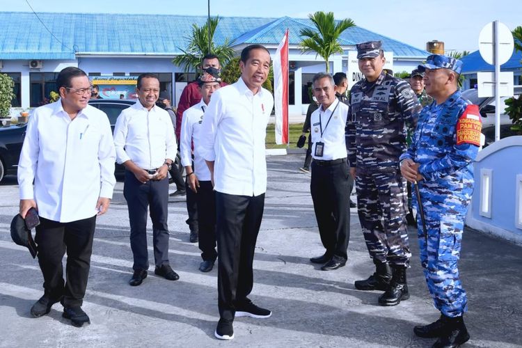 Presiden Joko Widodo didampingi Menko Bidang Kemaritiman dan Investasi Luhut Binsar Pandjaitan, Menteri Investasi Bahlil Lahadalia, dan Sekretaris Kabinet Pramono Anung sebelum berangkat ke Malinau, Kalimantan Utara, Rabu (1/3/2023).