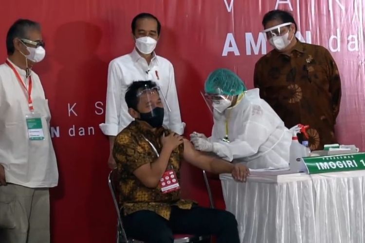 Hanung Bramantyo jalani vaksin ditemani Presiden Jokowi. (Bidian layar YouTube The Bramantyo). 