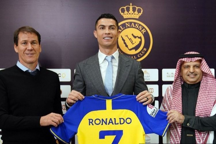 Cristiano Ronaldo (tengah) bersama pelatih Al Nassr, Rudi Garcia (tengah), dan Presiden Al Nassr, Musalli Al-Muammar (kanan) dalam konferensi pers perkenalan Ronaldo sebagai pemain anyar Al Nassr, Selasa (3/1/2023) waktu setempat. Terkini, Ronaldo dijadwalkan memperkuat Saudi All Star XI pada laga uji coba melawan PSG pada Jumat (20/1/2023) dini hari WIB. Laga Saudi All Star XI vs PSG sangat menarik karena menyajikan duel dua megabintang dunia, Ronaldo dan Messi.