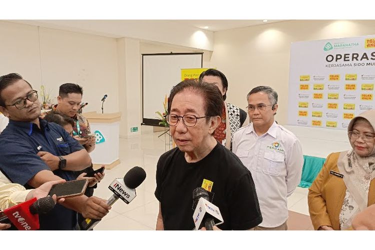 Direktur Sido Muncul Dr (HC) Irwan Hidayat saat diwawancarai usai pelaksanaan operasi gratis bagi 200 pasien katarak dari wilayah Bandung dan sekitarnya