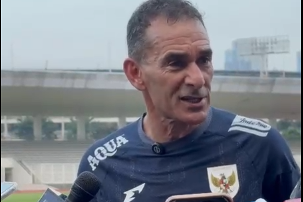Pelatih Timnas U23 Indonesia, Gerald Vanenburg, saat berbicara kepada media di Stadion Madya pada Senin (23/6/2025).