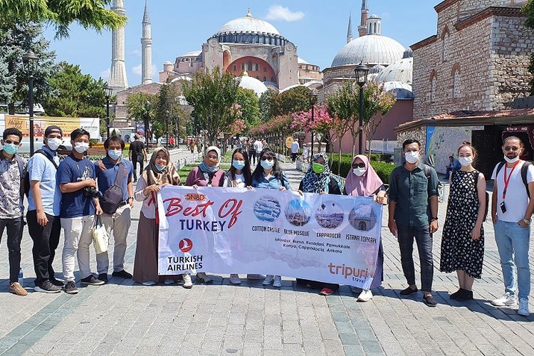 Para peserta tur dari Tripuri Travel berfoto di depan salah satu tempat wisata di Turki.