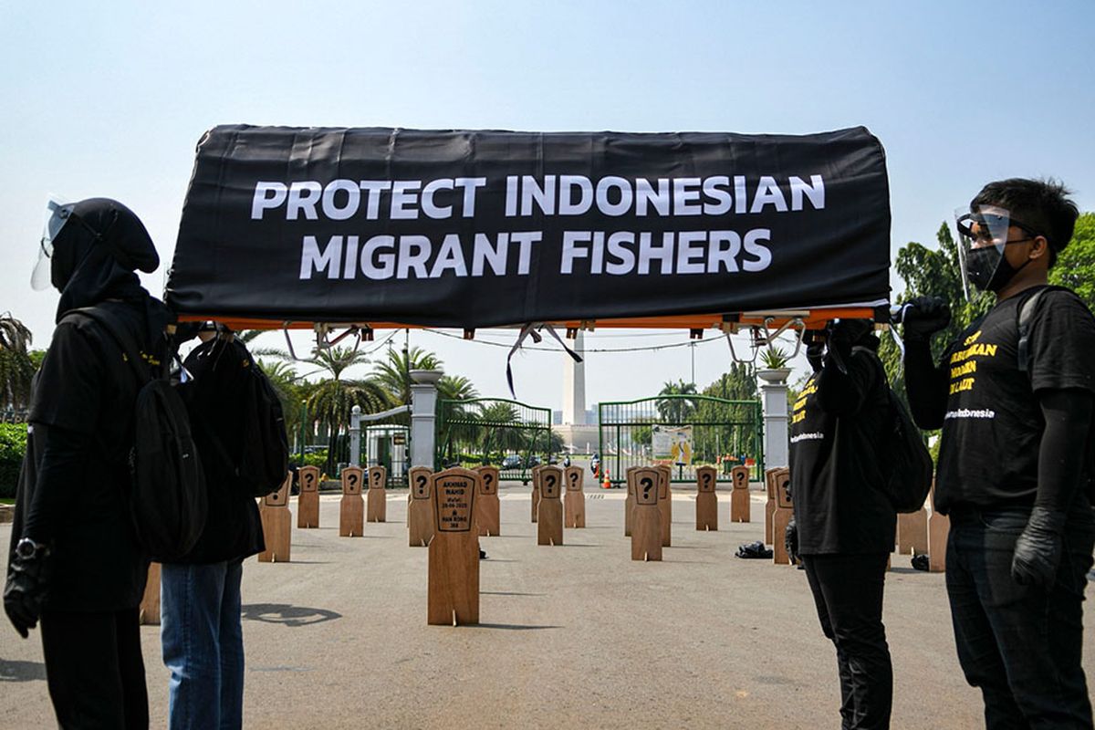 Aktivis buruh yang tergabung dalam Serikat Buruh Migran Indonesia (SBMI) dan Greenpeace Indonesia melakukan aksi damai di depan Istana Merdeka, Jakarta, Kamis (27/8/2020). Mereka menuntut Presiden Joko Widodo untuk segera mengesahkan Rancangan Peraturan Pemerintah tentang perlindungan anak buah kapal (ABK) asal Indonesia yang bekerja di kapal ikan berbendera asing.