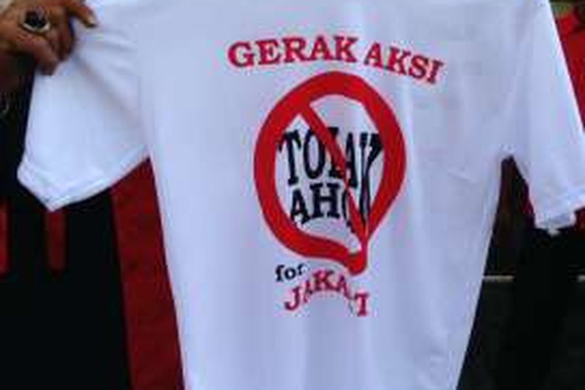Baju kaos penolakan terhadap petahana Basuki Tjahaja Purnama muncul di acara upacara peringatan hari ulang tahun kemerdekaan RI ke 71 di kantor DPP PDI Perjuangan, di Jalan Lenteng Agung, Jakarta Selatan, Rabu (17/8/2016). 