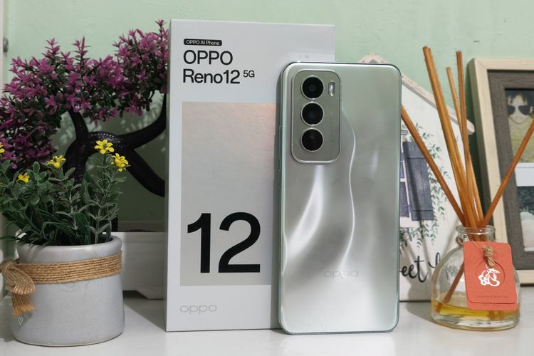 Oppo Reno 12 dengan kotak penjualannya yang kini memiliki label Oppo AI Phone