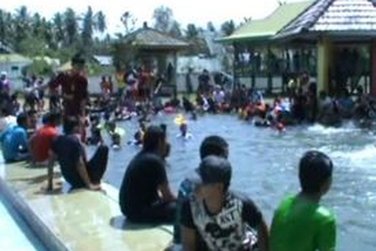 Objek wisata alam permandian air panas Sulili Pinrang sulawesi selatan dua hari terakhir dipadati pengunjung dari berbagai daerah.