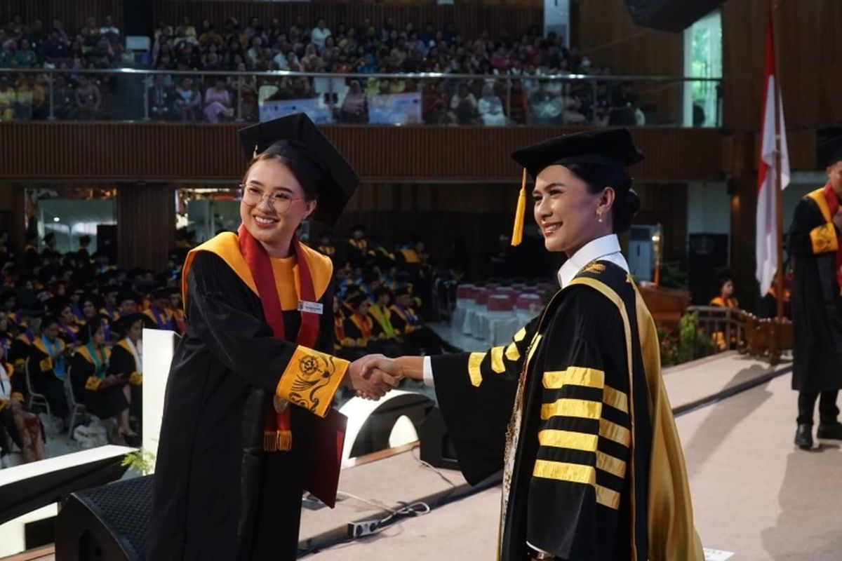 Rektor UKSW Prof. Dr. Intiyas Utami, S.E., M.Si., Ak., mewisuda 827 lulusan dalam acara Upacara Wisuda Periode I Tahun 2025 UKSW di Balairung Universitas (BU), Salatiga, Jawa Tengah, Kamis (23/1/2025).