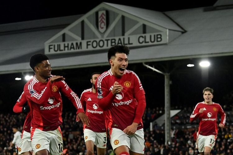 Selebrasi Lisandro Martinez dalam laga Liga Inggris 2024-2025 antara Fulham vs Man United di Craven Cottage, 26 Januari 2025. (Photo by Glyn KIRK / AFP)
