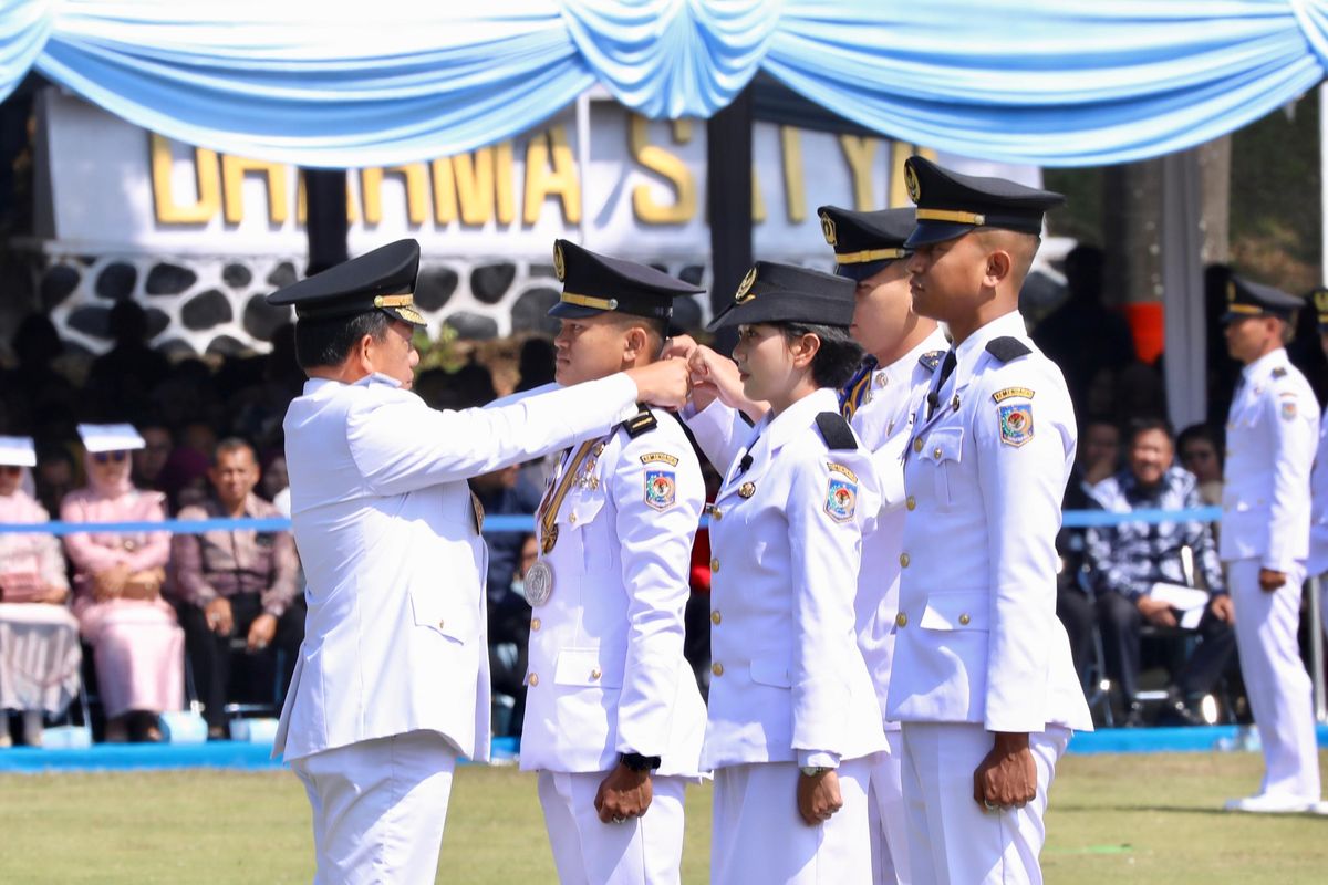 Menteri Dalam Negeri (Mendagri) Muhammad Tito Karnavian melantik 1.110 Pamong Praja Muda (PPM) Institut Pemerintahan Dalam Negeri (IPDN) Angkatan XXXII. 